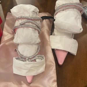 Authentic
4.25 inch heels
Excellent condition
Women's size 39.5 runs small